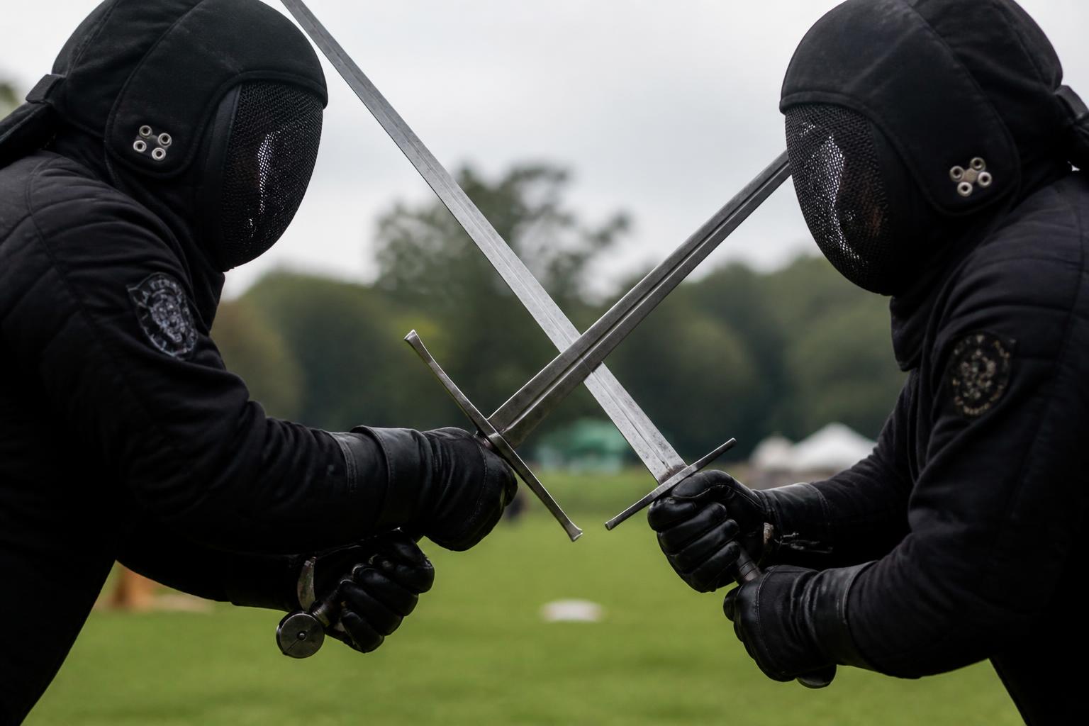 Nahaufnahme der Klingen im Bind beim HEMA Langschwertkampf