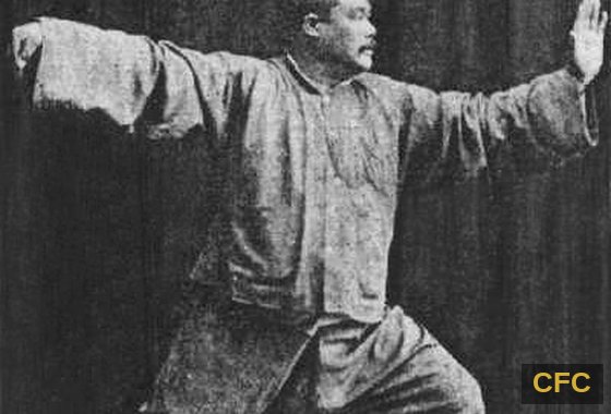 Historische Aufnahme von Yang Chengfu in der Tai-Chi-Form „Einzelne Peitsche“