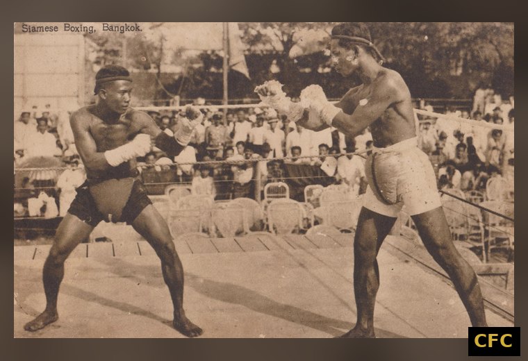 Historische Aufnahme eines Muay-Boran-Kampfes in Bangkok, 1920er Jahre