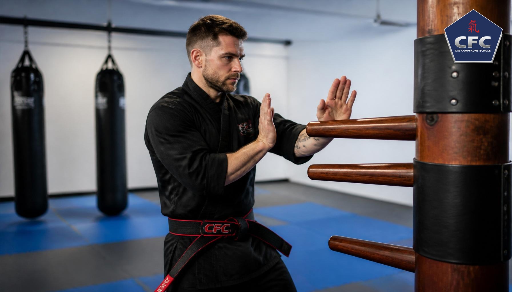 Wing Chun Training an der Holzpuppe mit CFC-Logo in der Trainingshalle in Villach