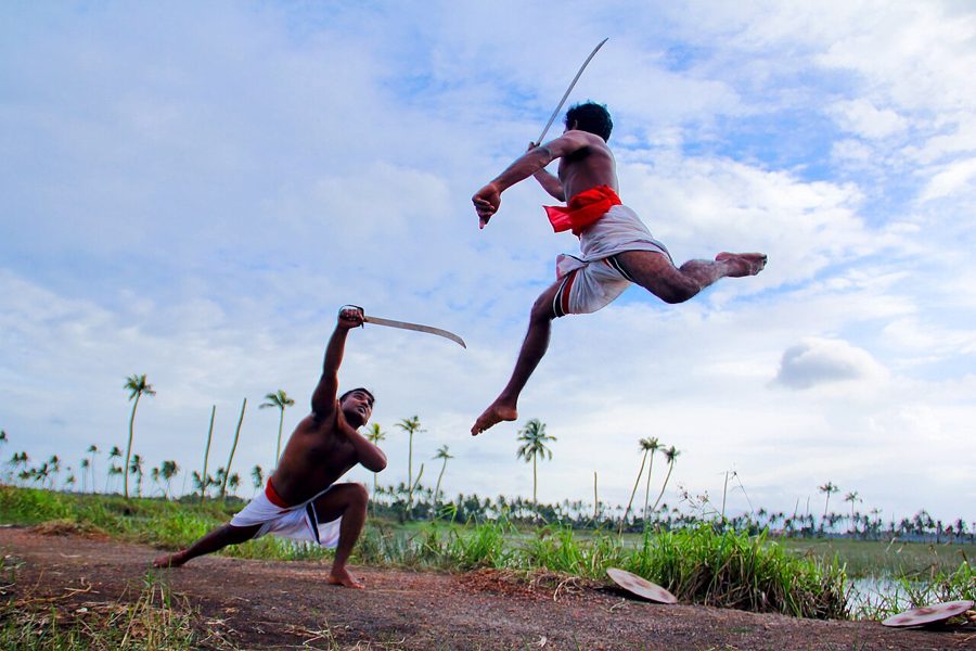 Kalaripayattu-Übungskampf mit traditionellen Waffen in Kerala