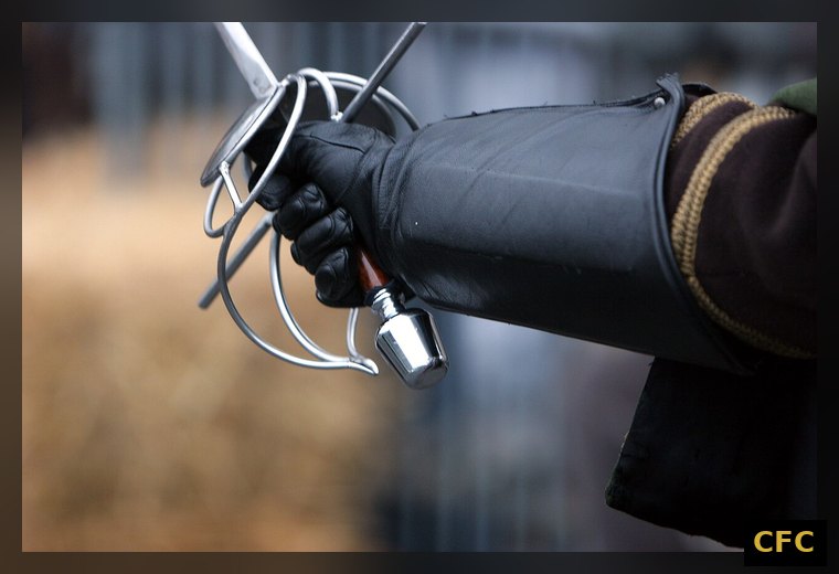 Hand mit Korbgefäß-Rapier in Fechthaltung