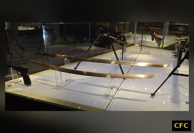 Historische japanische Katana in einer Museumsvitrine