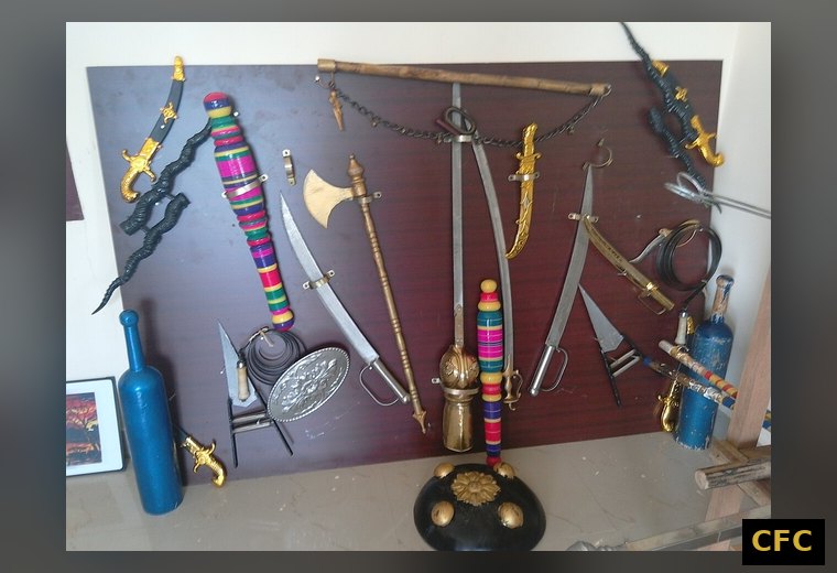 Waffensammlung des südindischen Silambam mit Stöcken und Klingen